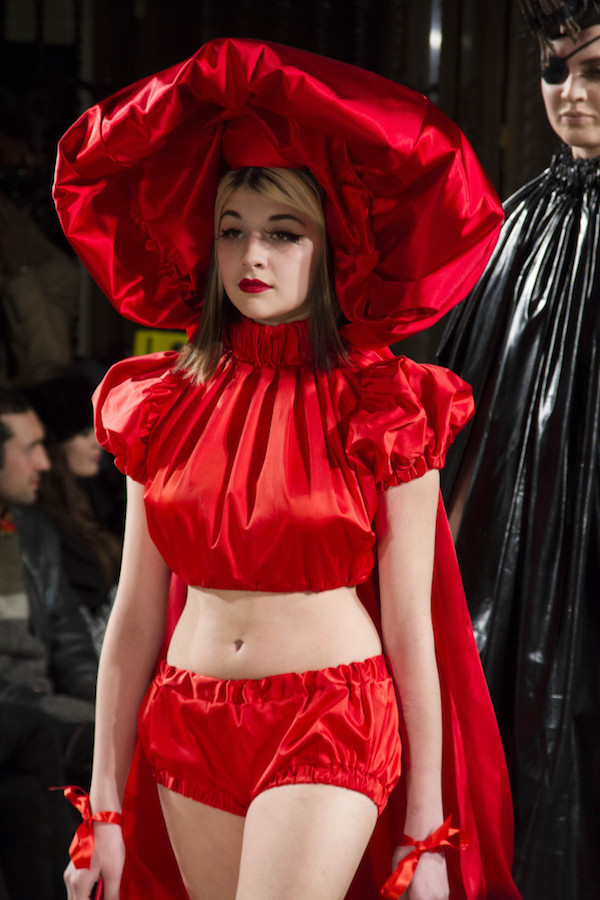 pam_hogg_autumn_winter_little_red_riding_hood_london_fashion_week_red_crown_model_london_fashion_work_aw15_autumn_winter_2015_rosemary_pitts_photography_whos_jack-683x1024