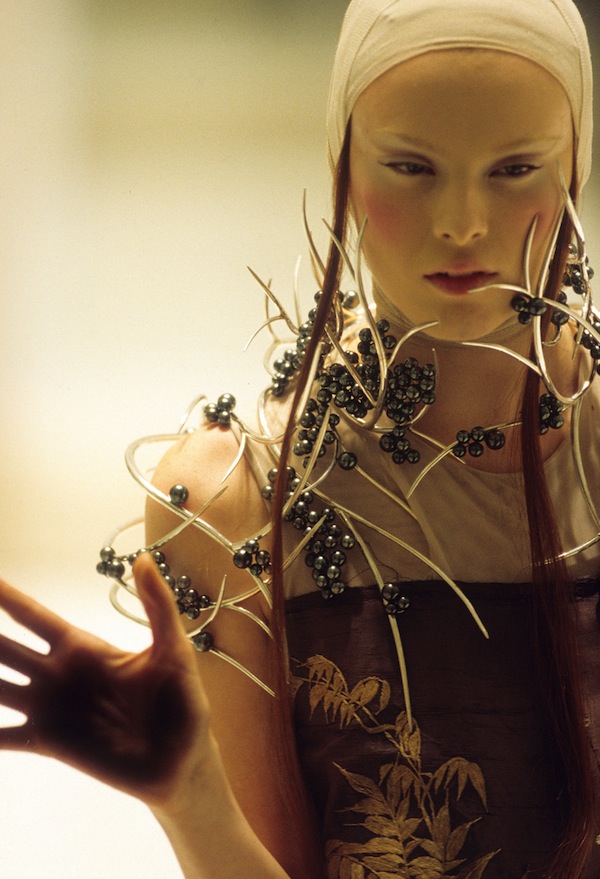 4._Tahitian_pearl_neckpiece_Shaun_Leane_for_Alexander_McQueen_Voss_Spring_Summer_2001_copyright_Anthea_Sims