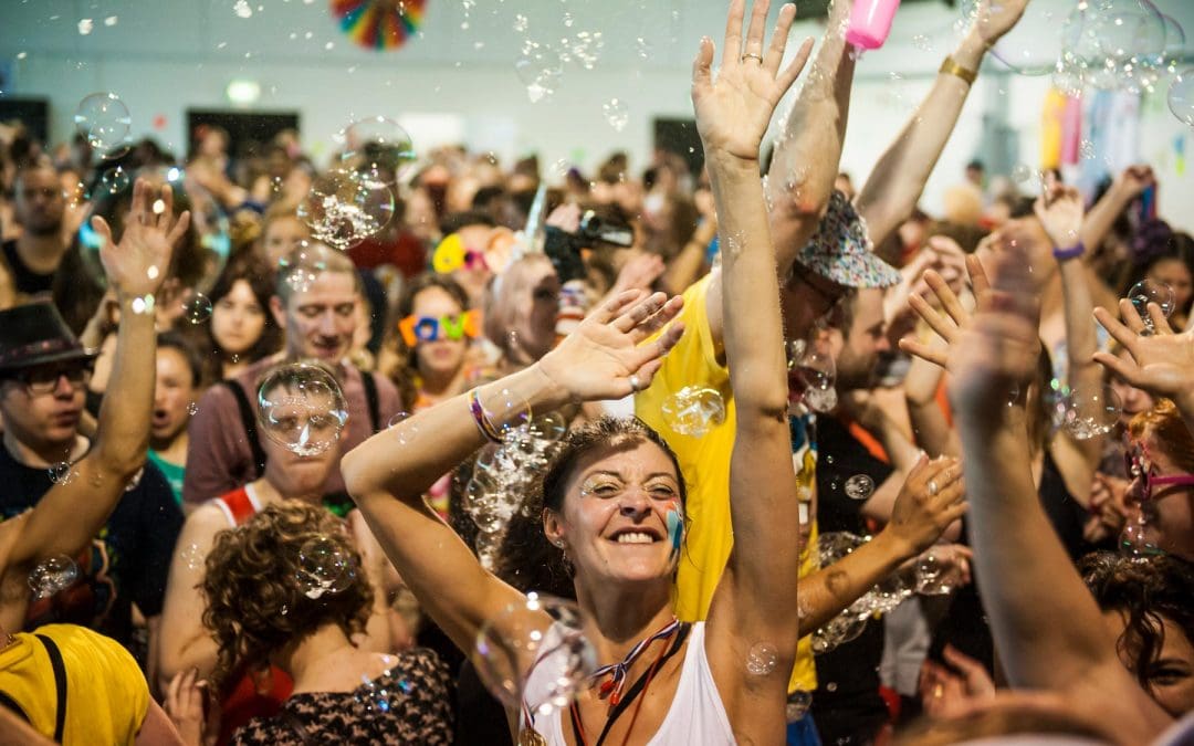 Glitter, Beats… and Matcha Smoothies? How Sober Raving Went Viral