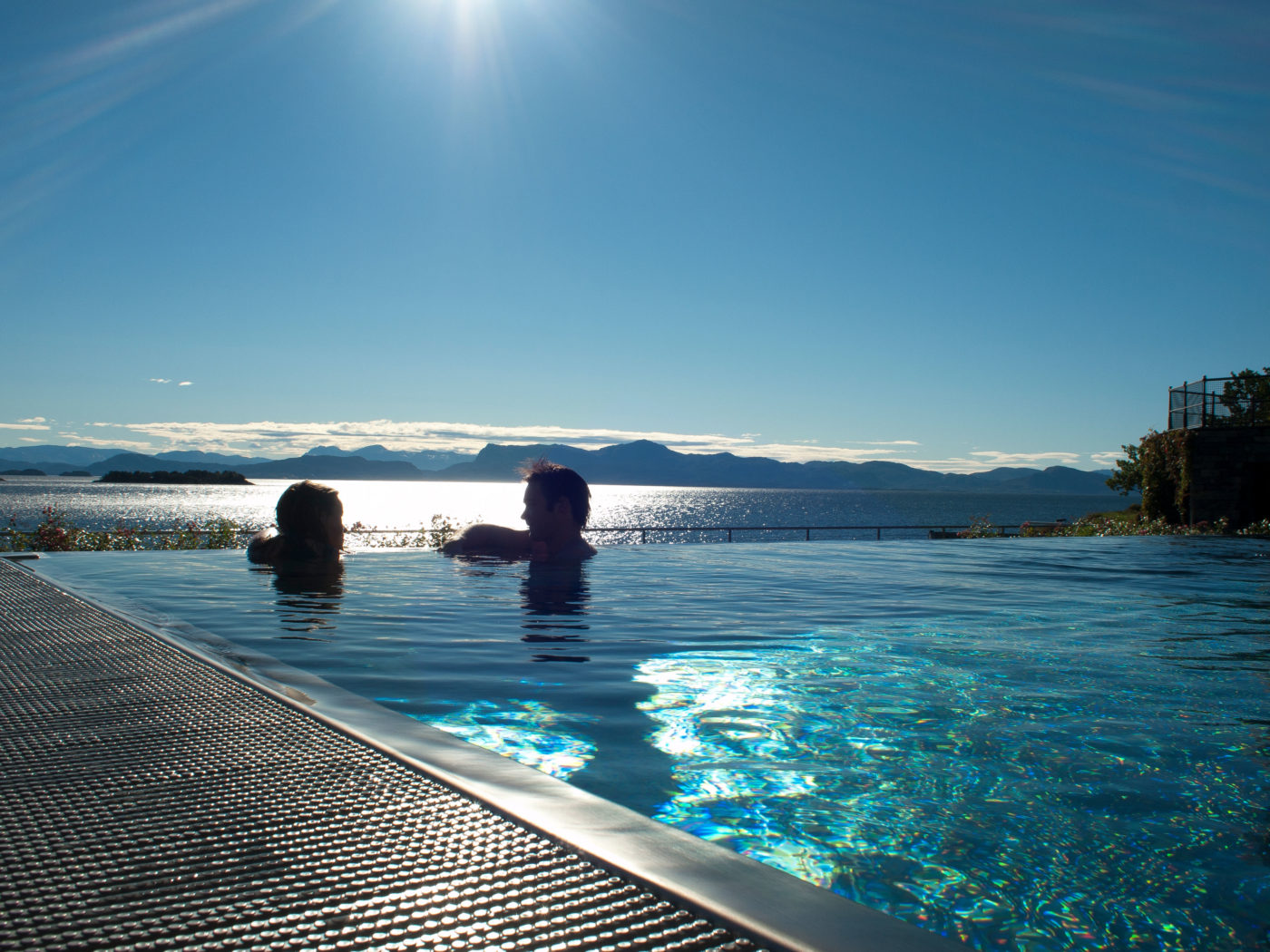 Бассейн Infinity Pool