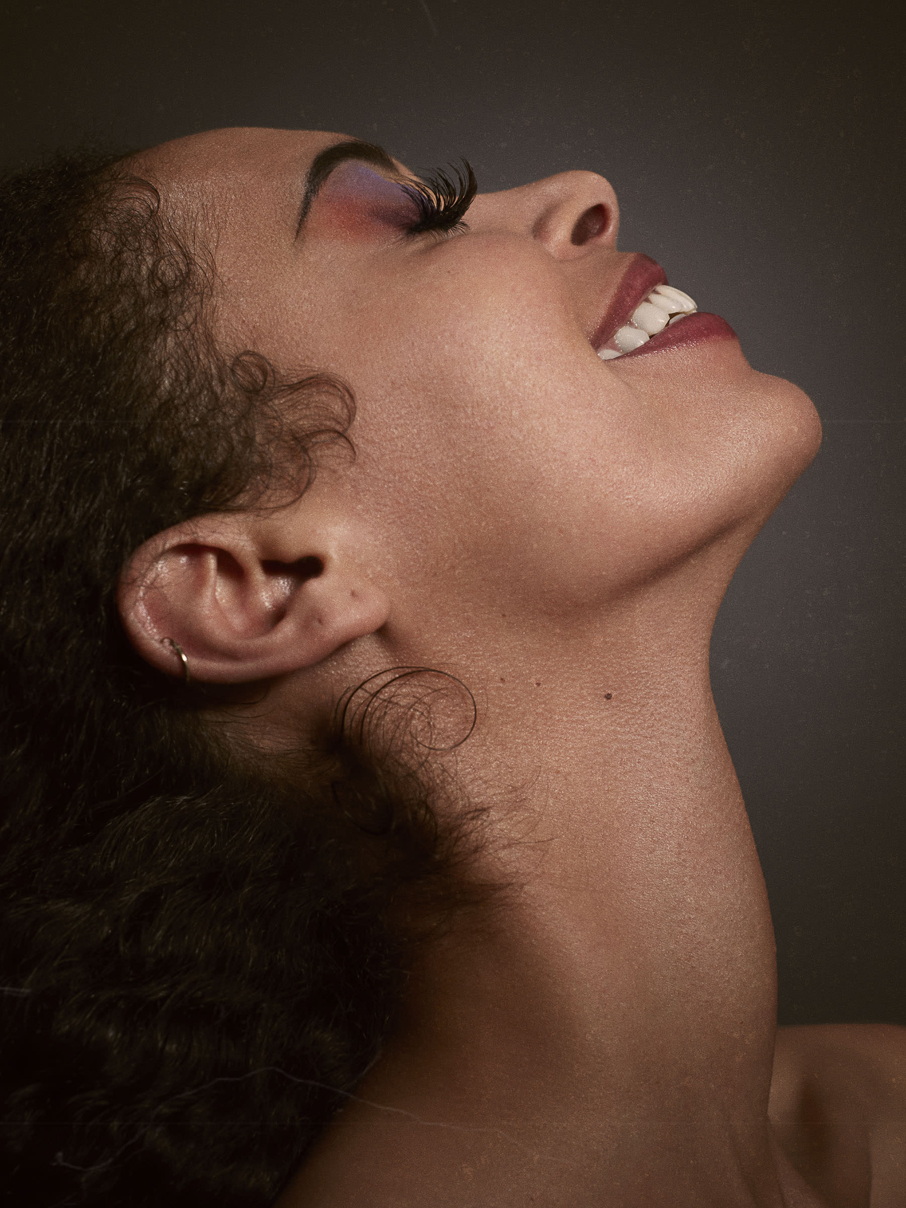 Side profile of a woman with sixties-inspired Makeup 